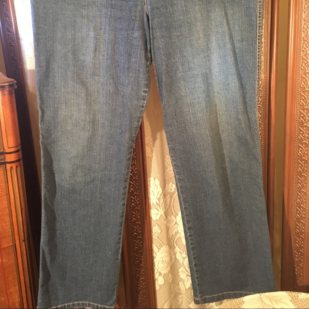 👇🏾Whitewashed Jeans - Picture 3 of 6